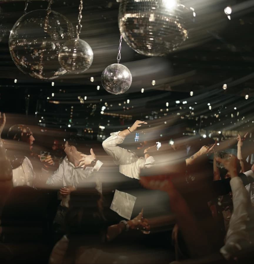 Pista de dança com luzes coloridas e pessoas dançando